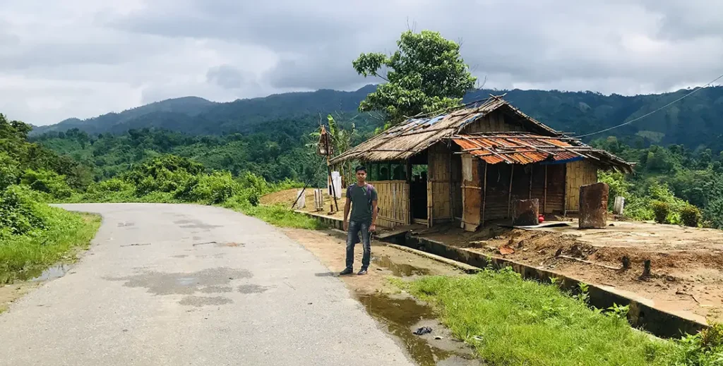 This tea stall is located on the Thanchi-Alikadam road. This road goes through the mountains of Bandarban.